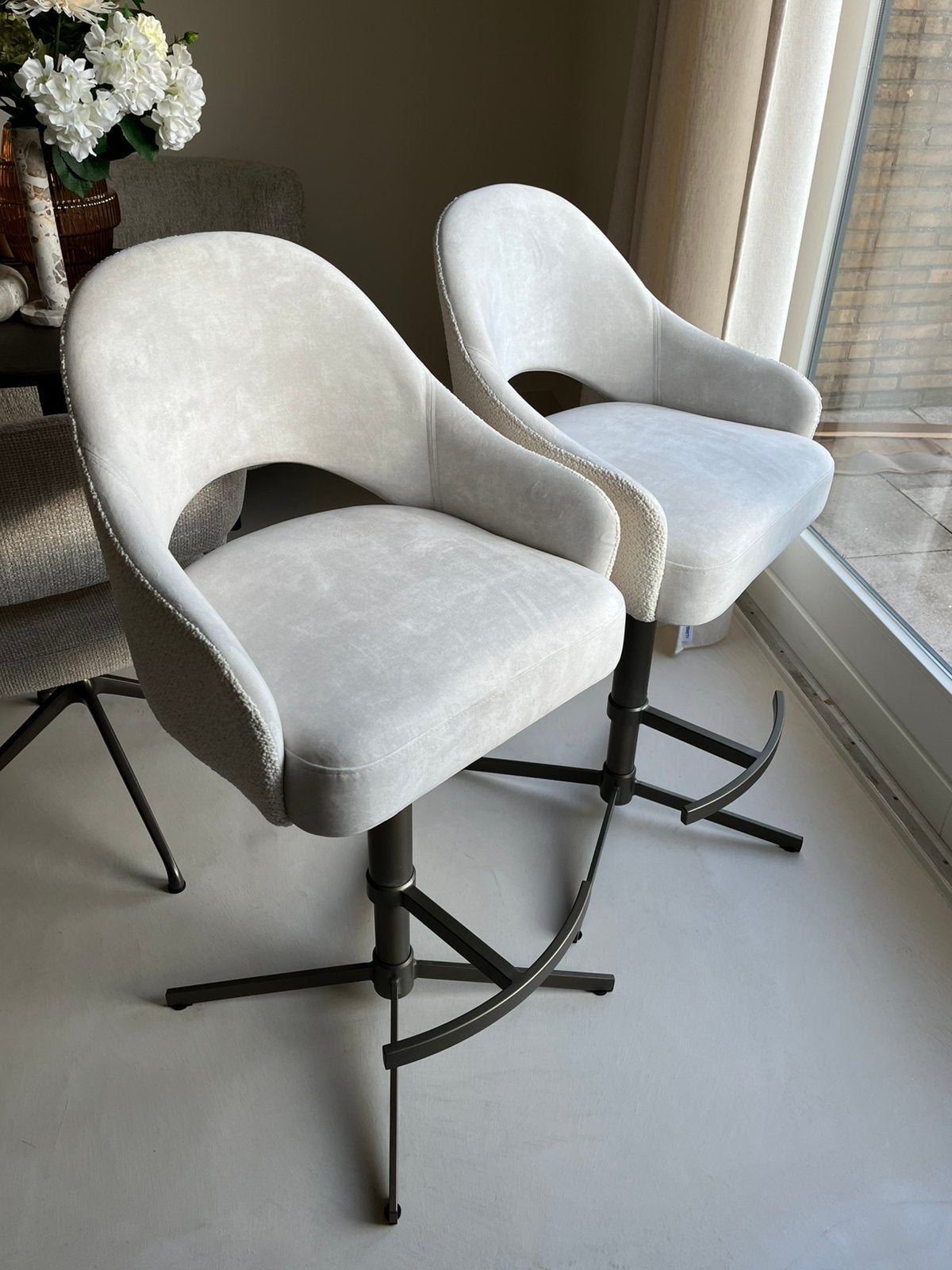 Twee nieuwe ecru/crème barkrukken, in hoogte verstelbaar, Huis en Inrichting, Stoelen, Ophalen, Twee, Overige kleuren, Nieuw