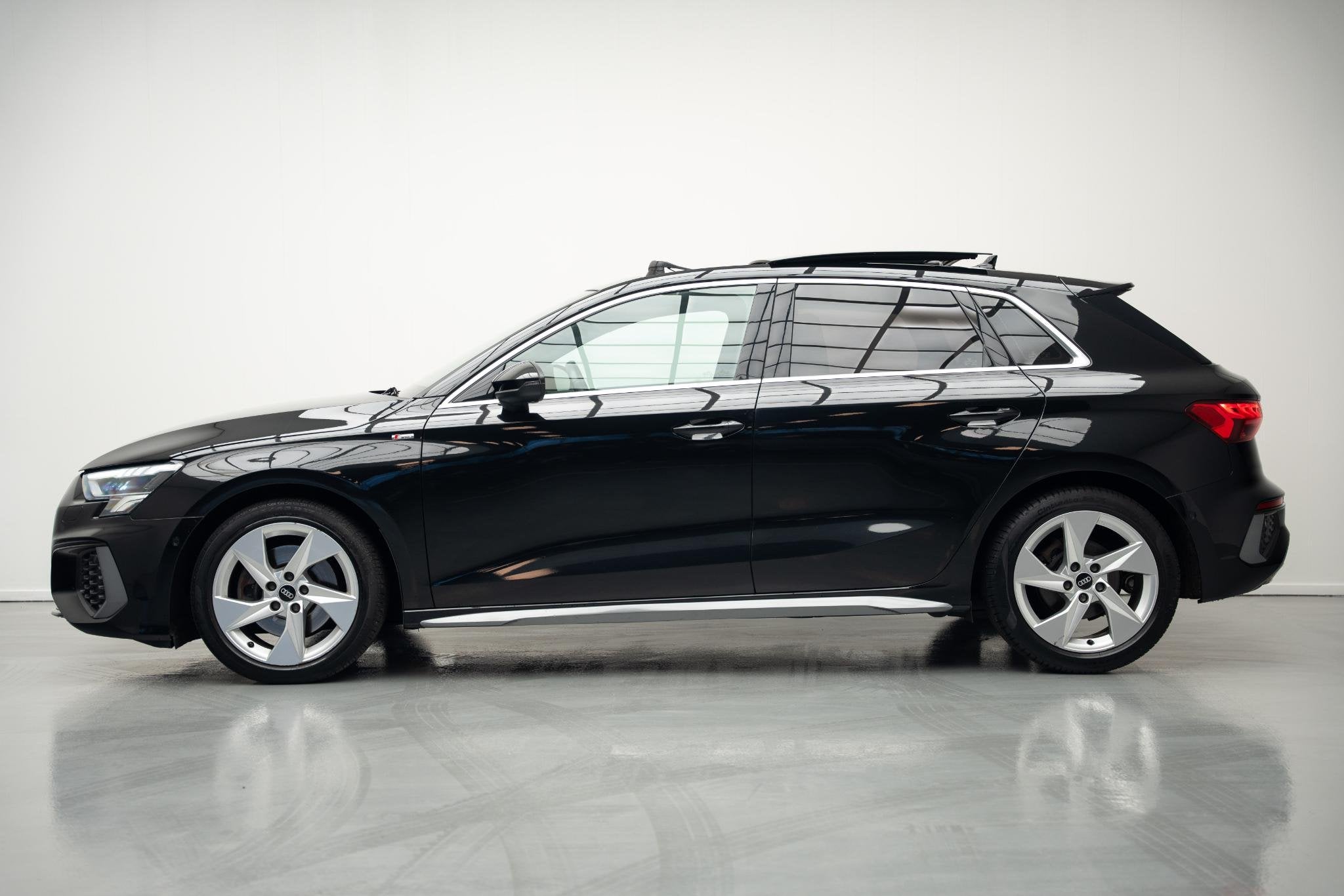 Audi A3 Sportback 30 TFSI S edition |Pano|Leder|Lane Assist|, Auto's, Audi, Gebruikt, Leder en Stof, Bedrijf, 19 km/l