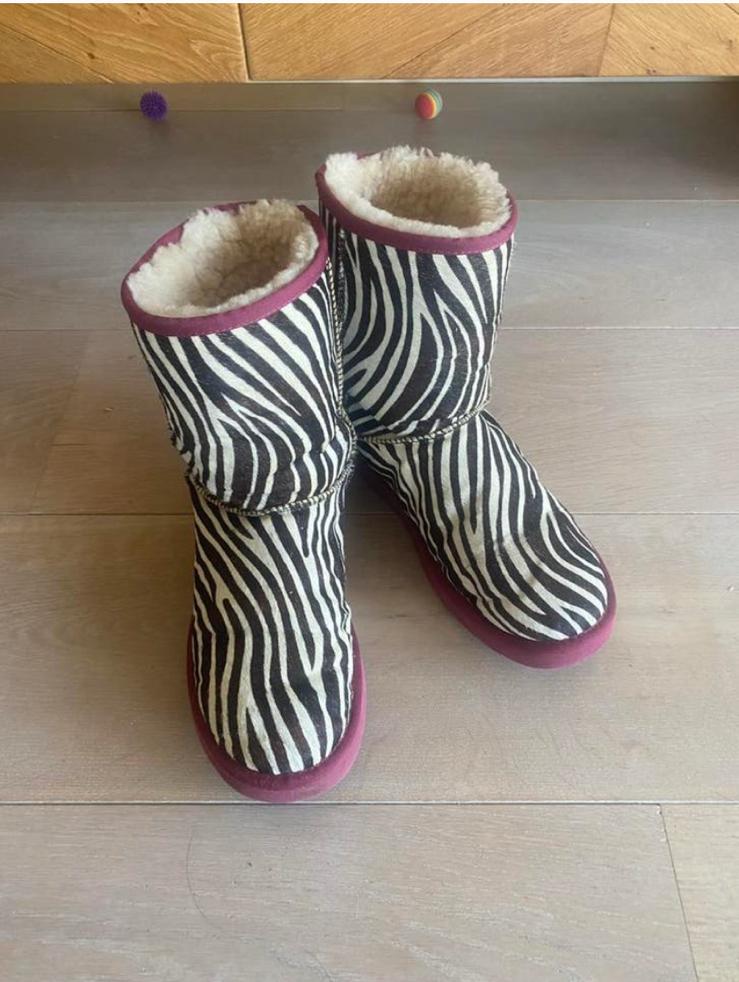 Ugg zebra 41, Zwart, Lage of Enkellaarzen, Ophalen of Verzenden, Zo goed als nieuw