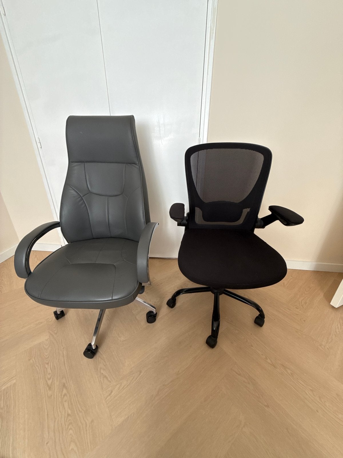 Set van 2 Bureaustoelen: Grijs Leer en Zwart Mesh, Ophalen, Gebruikt, Grijs, Bureaustoel