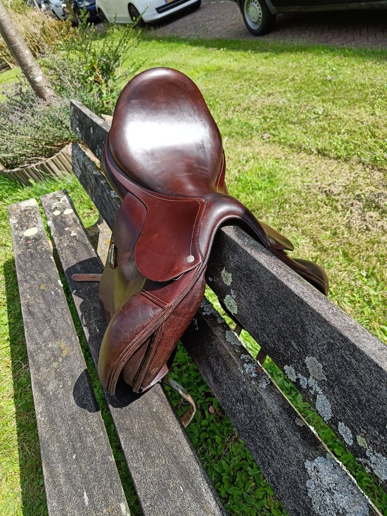 Bruin Dressuurzadel Amerigo 17,5 inch, Dieren en Toebehoren, Paarden en Pony's | Zadels, Ophalen, L (17.5 inch), Gebruikt, Zachte zit
