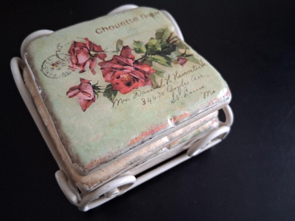 Brocante onderzetters in metalen houder *eureka*, Huis en Inrichting, Woonaccessoires | Onderzetters, Ophalen of Verzenden, Zo goed als nieuw