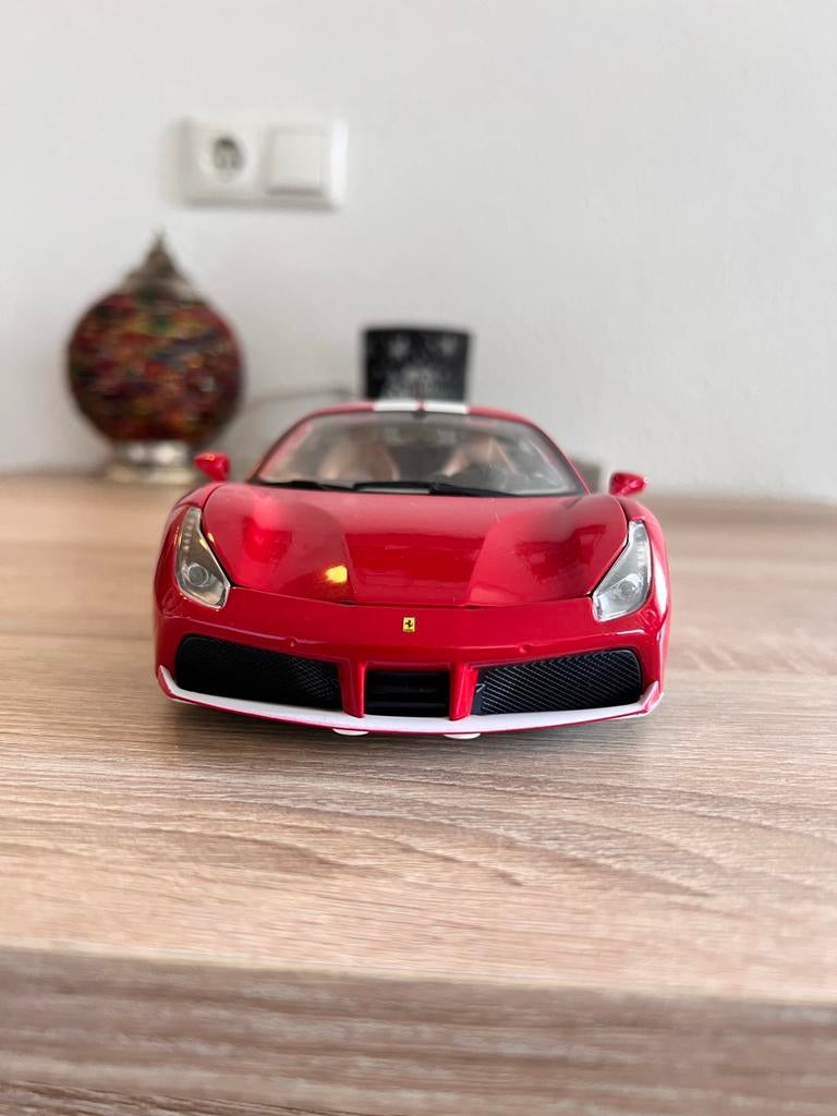 Ferrari 488 GTB Schaalmodel 1/18 - 70 Jaren Editie, Hobby en Vrije tijd, Modelauto's | 1:18, Ophalen, Zo goed als nieuw, Auto
