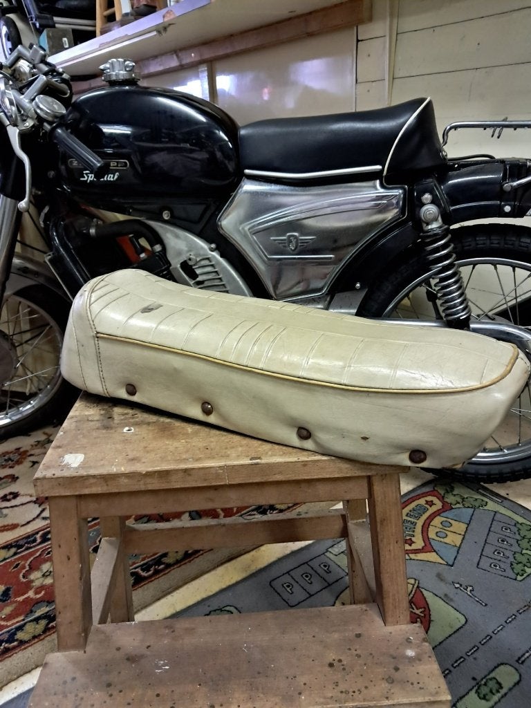 Wit achtige denveld buddy oud !!, Fietsen en Brommers, Brommeronderdelen | Zundapp, Ophalen of Verzenden, Gebruikt, Zadel
