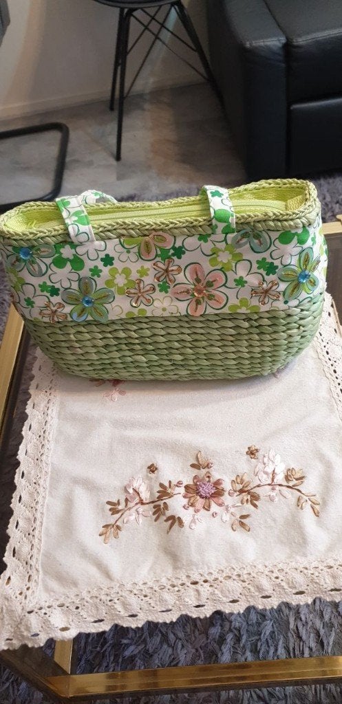 Leuke groene gevlochten handtas met bloemen – nieuw l, Sieraden, Tassen en Uiterlijk, Tassen | Damestassen, Ophalen, Nieuw, Groen