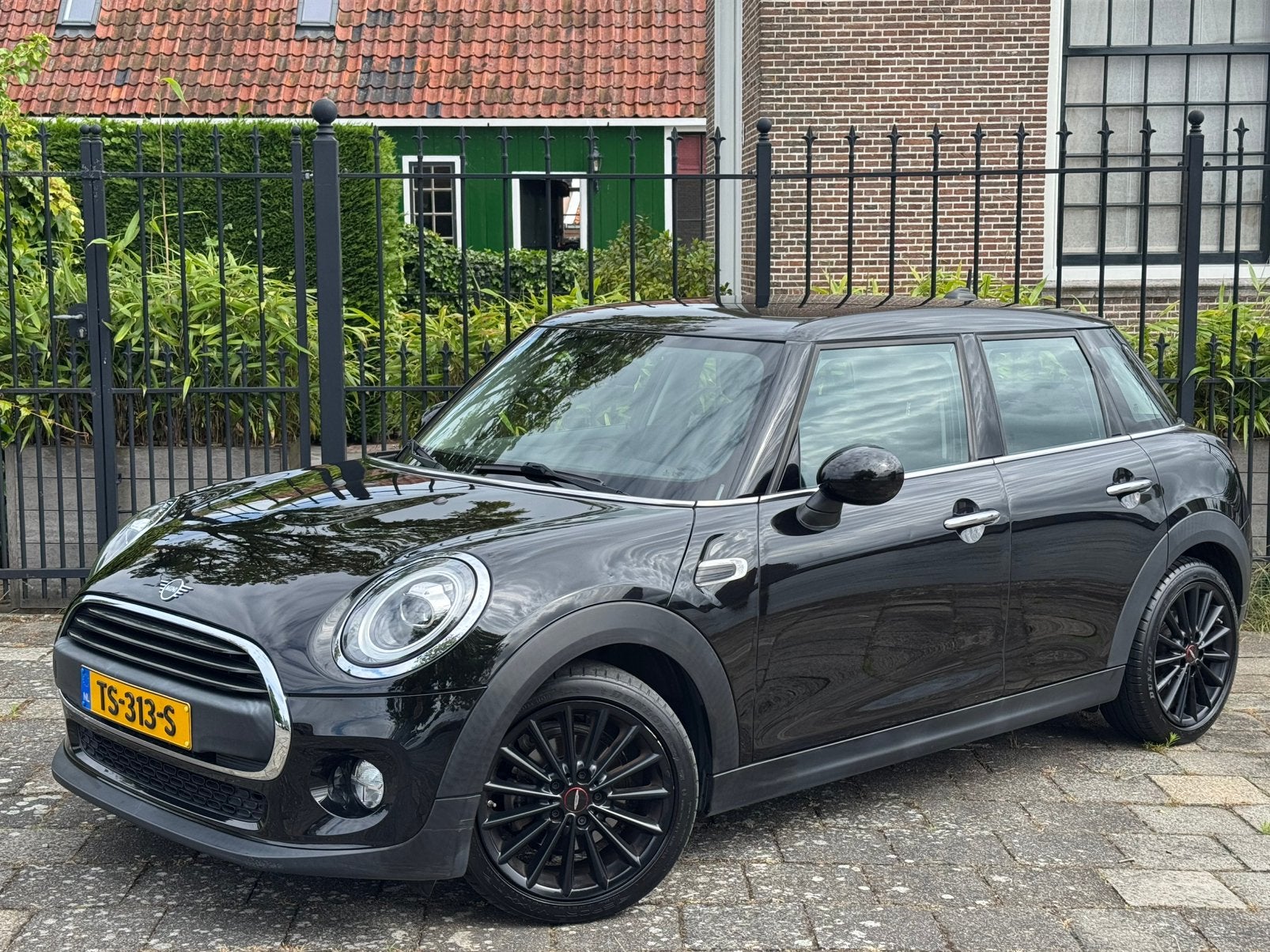 Mini Cooper One 1.5 Peper - Origineel NL - Automaat, Auto's, Mini, Euro 6, 1200 kg, 4 stoelen, Zwart