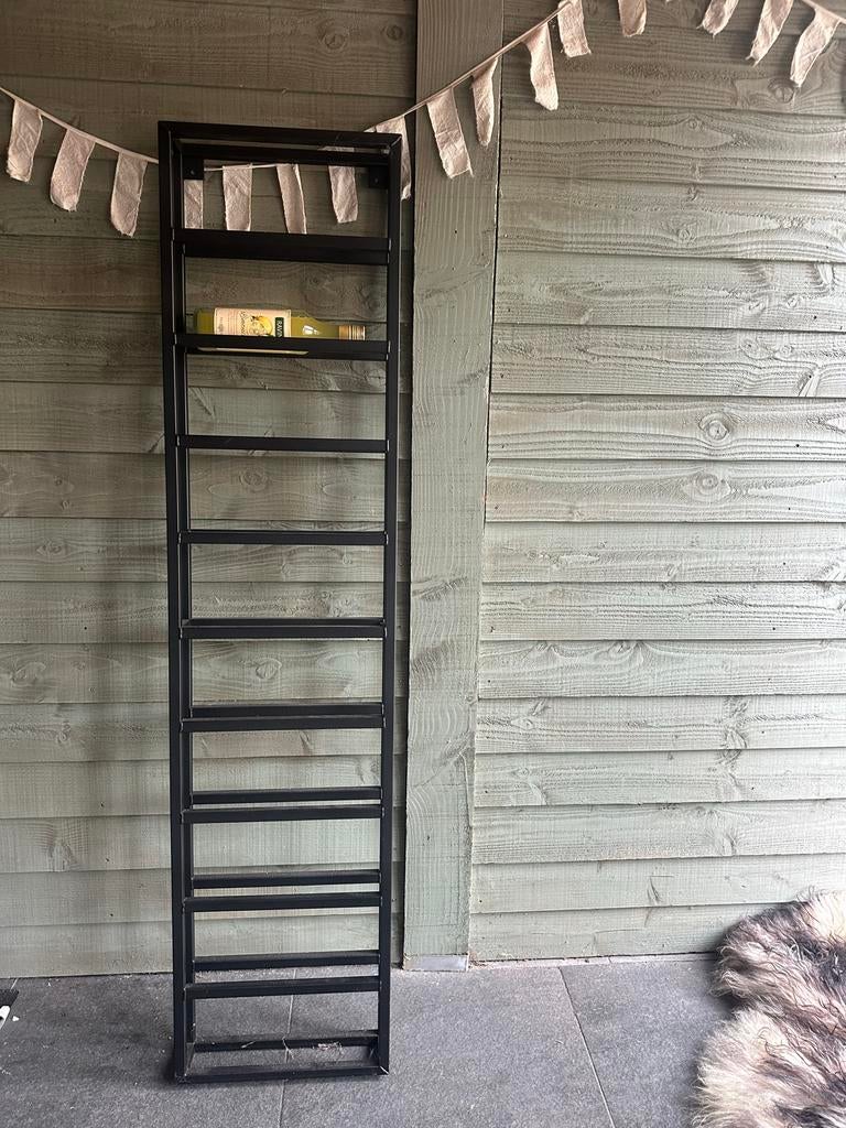 Zwart metalen wijnrek, smal en hoog, Ophalen, Zo goed als nieuw, Metaal, 15 tot 25 flessen