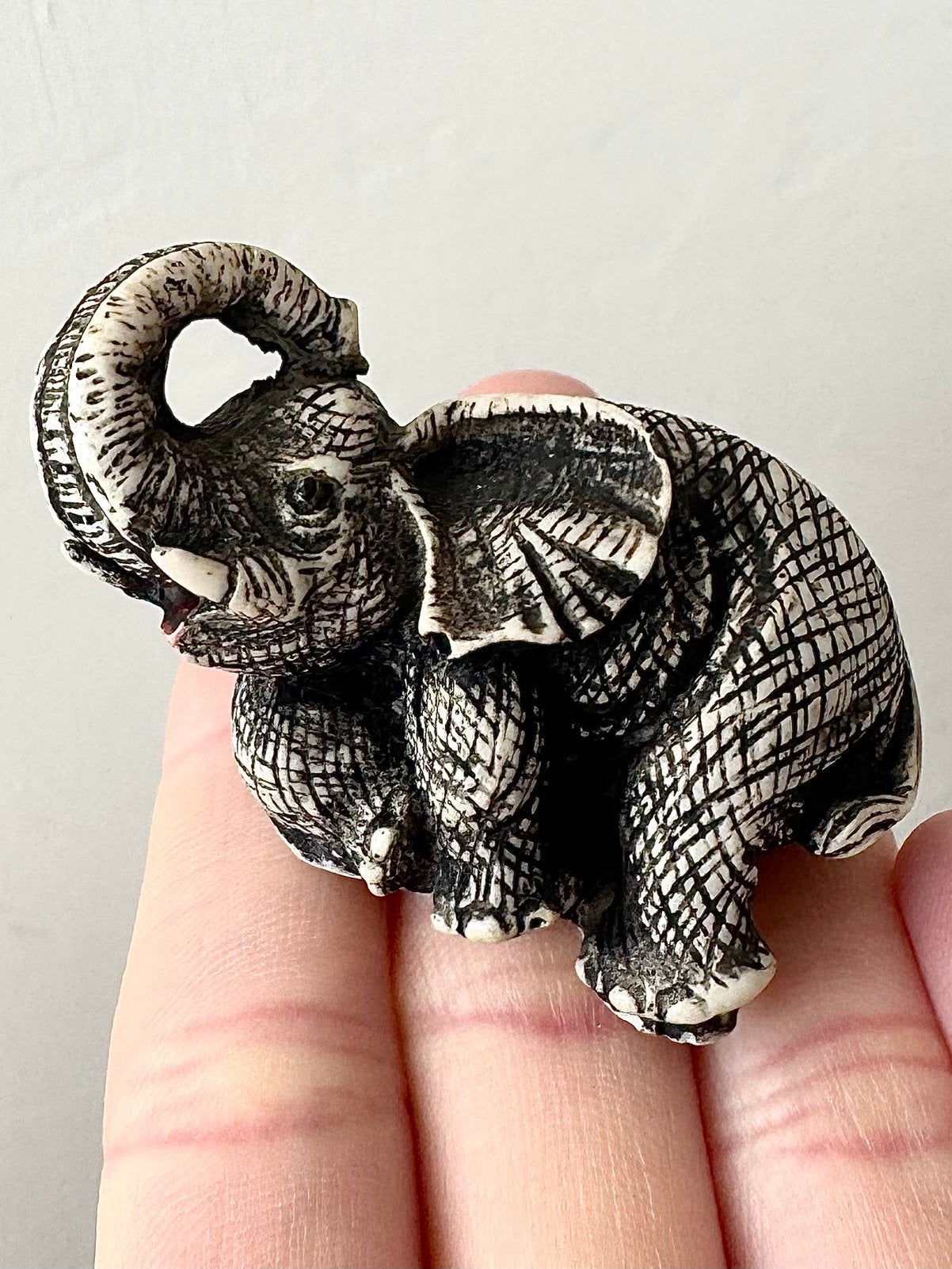 Klein schattig olifant beeldje ter decorarie, Verzenden, Gebruikt, Dier