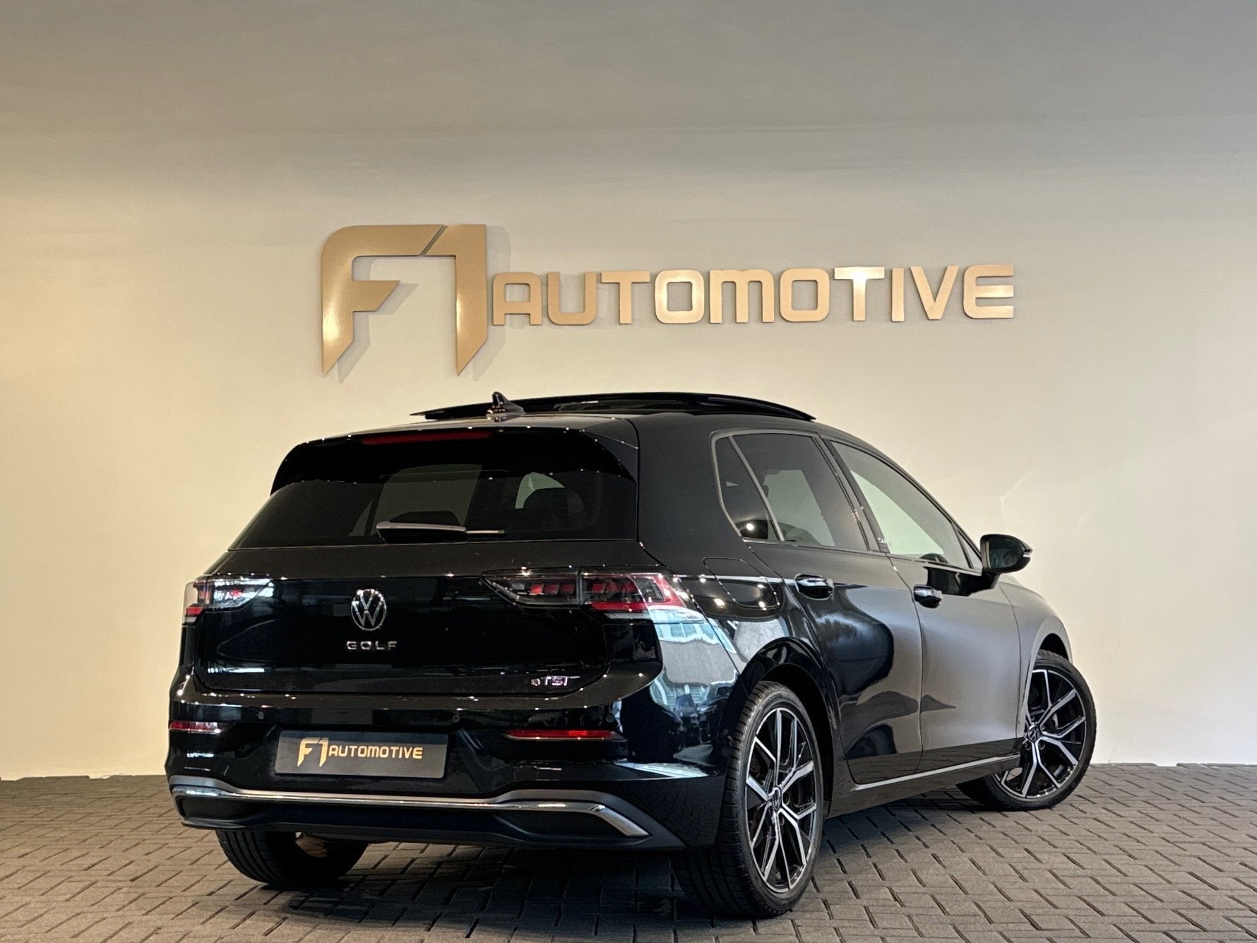 Volkswagen GOLF 1.5 eTSI R-Line Edition Pano|Sfeer|IQ|HuD, Auto's, Volkswagen, 4 cilinders, 150 pk, Zwart, Bedrijf