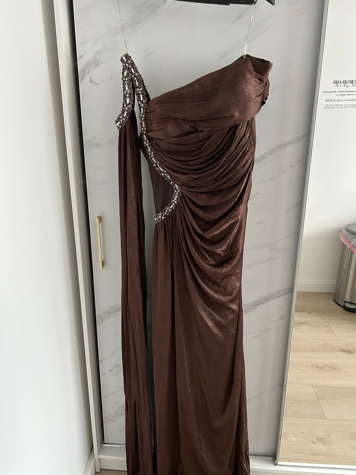 Elegante avondjurk met off-shoulder en versieringen, Kleding | Dames, Jurken, Maat 38/40 (M), Bruin, Ophalen of Verzenden, Zo goed als nieuw
