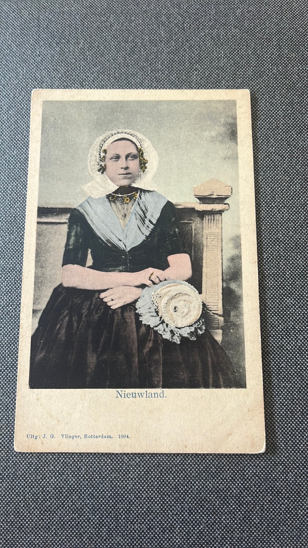 Nieuwlandse dame in klederdracht, Ophalen of Verzenden, Voor 1920, Ongelopen, Klederdracht