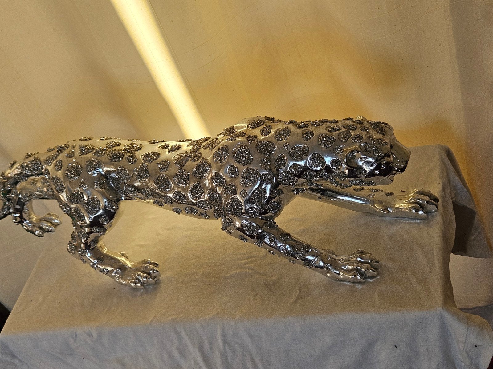 Zilverkleurig beeld van een luipaard met glitters, Antiek en Kunst, 50 - 100 cm, Zoogdier, Beeld, Composieten