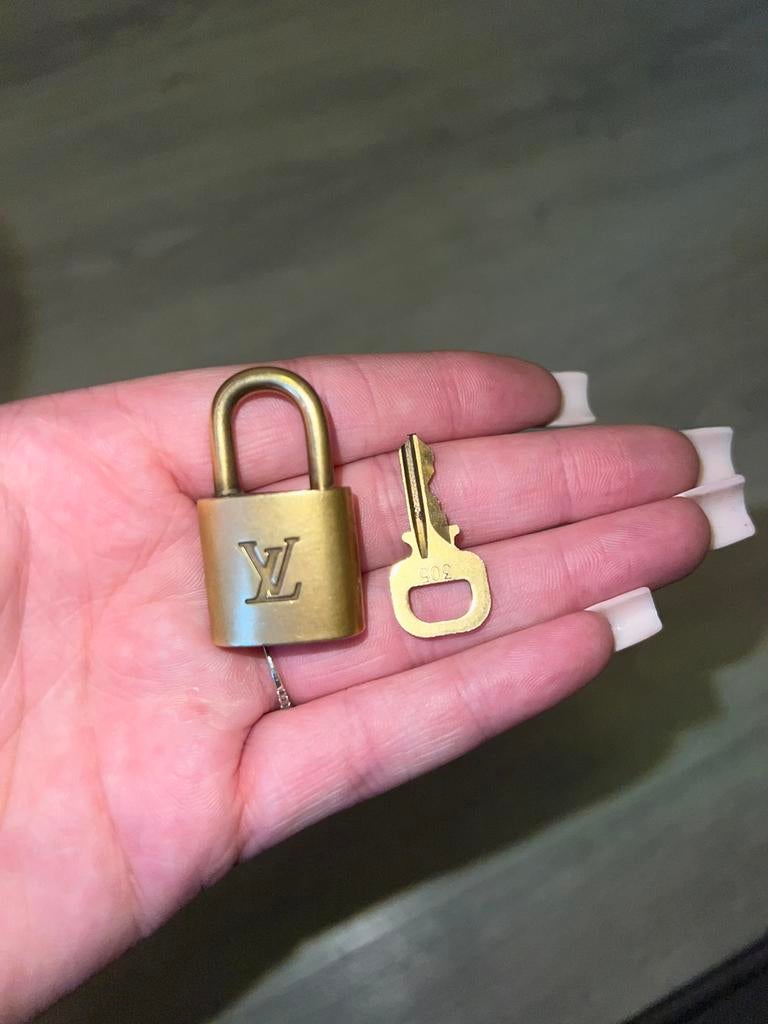 LV slotje, Sieraden, Tassen en Uiterlijk, Ringen, Ophalen of Verzenden, Zo goed als nieuw, 17 tot 18, Dame