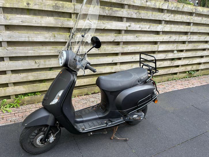La Souris scooter mat zwart - BJ: 2023 Voor handige klusser, Fietsen en Brommers, Benzine, Ophalen, Overige merken