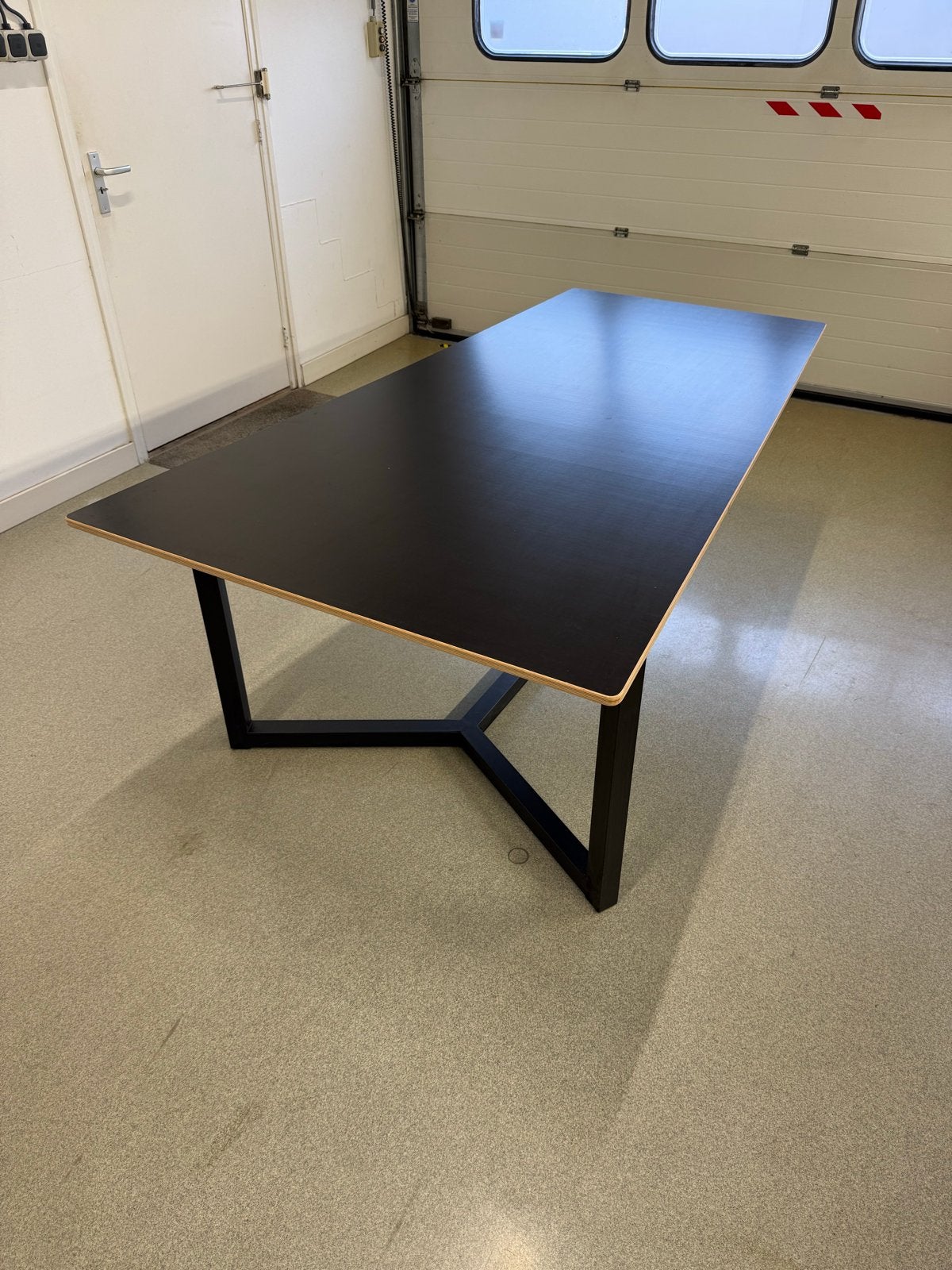 Demo tafel met taps toelopend stalen onderstel en betonplex, Ophalen, 50 tot 100 cm, Zo goed als nieuw, Strak en modern
