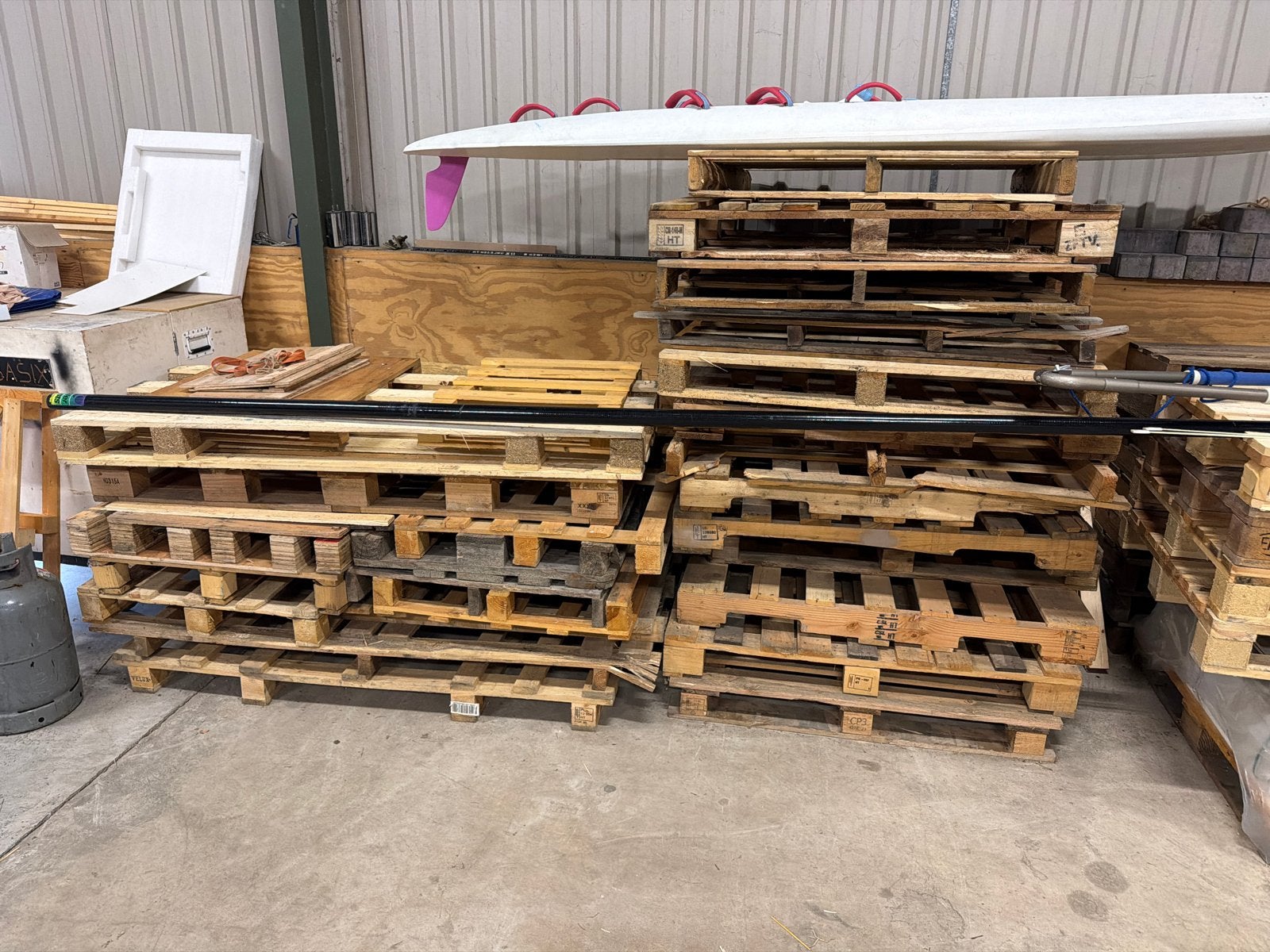 Diverse Pallets kan geladen worden met loader, Ophalen