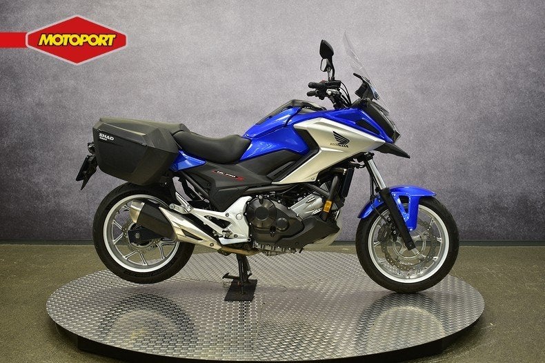 Honda NC 750 X (bj 2016), Info@motoportwormerveer.nl, Honda Motor Europe, Bedrijf, Crystal Bldng B-Unit B11.2 Rivium Blv200
2909 LK  Capelle aan den IJsel, NL