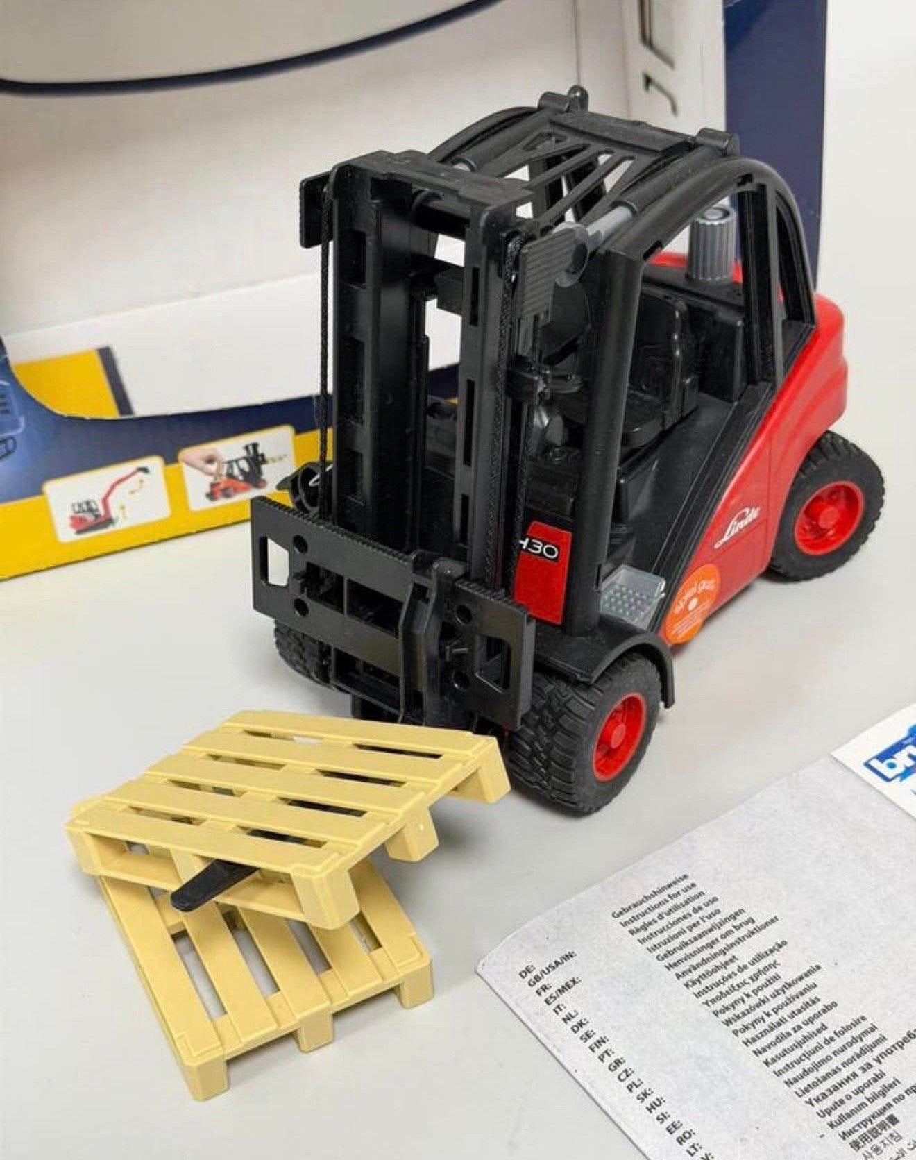 Bruder Linde H35 Vorkheftruck 1:16 + pallets - Letop 1 vork, P, P, P, Ophalen of Verzenden