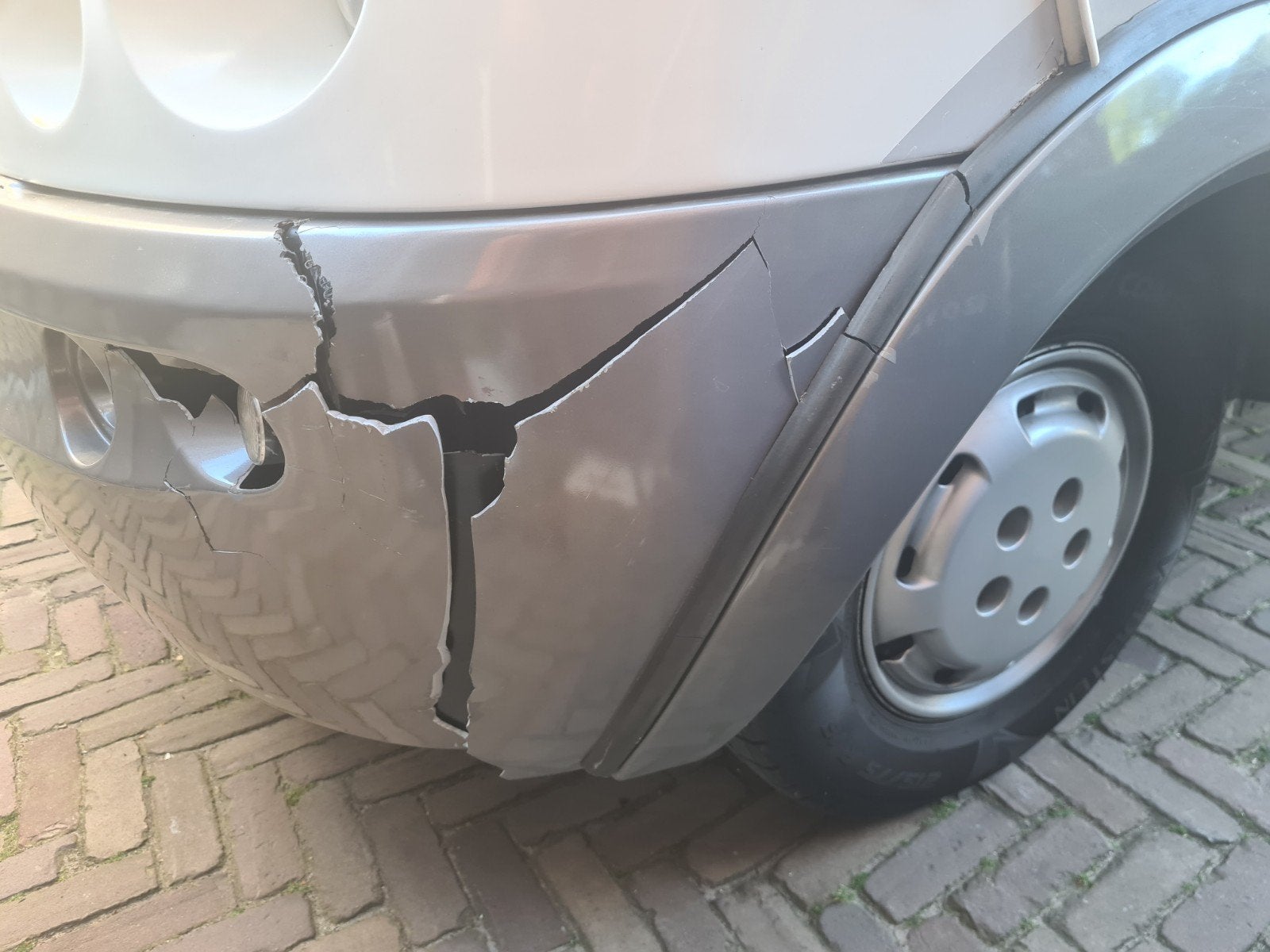 Gezocht: Voorbumper Hymer B614 (2004) of reparateur, Ophalen of Verzenden