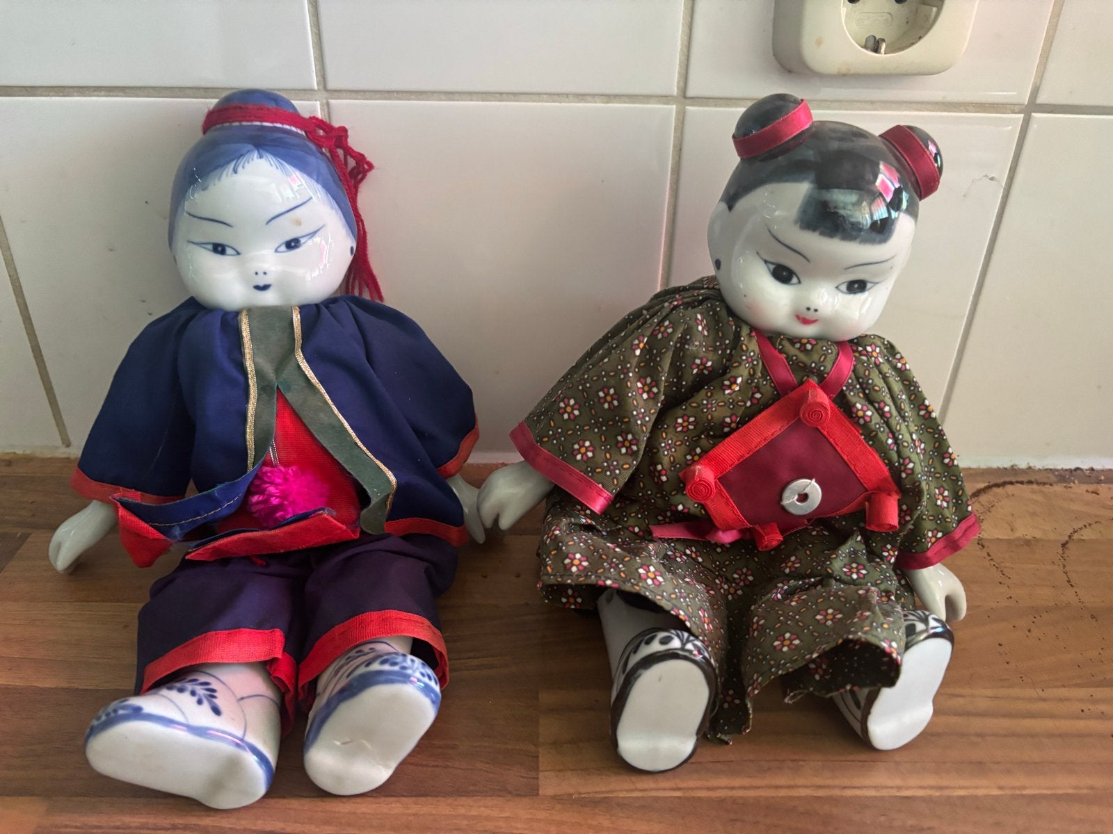 Set van 2 Chinese porseleinen popjes in traditionele kleding, Verzamelen, Poppen, Ophalen of Verzenden, Gebruikt, Pop