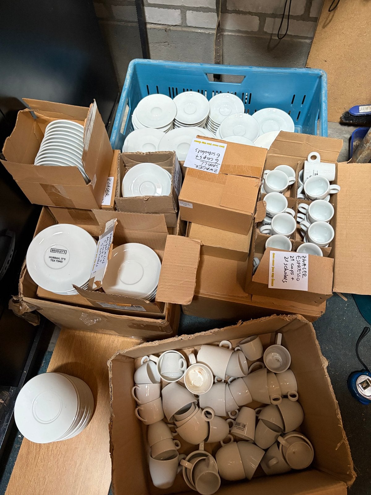 Grote partij witte kopjes en schotels (espresso/thee), Ophalen, Gebruikt, Overige merken, Keramiek