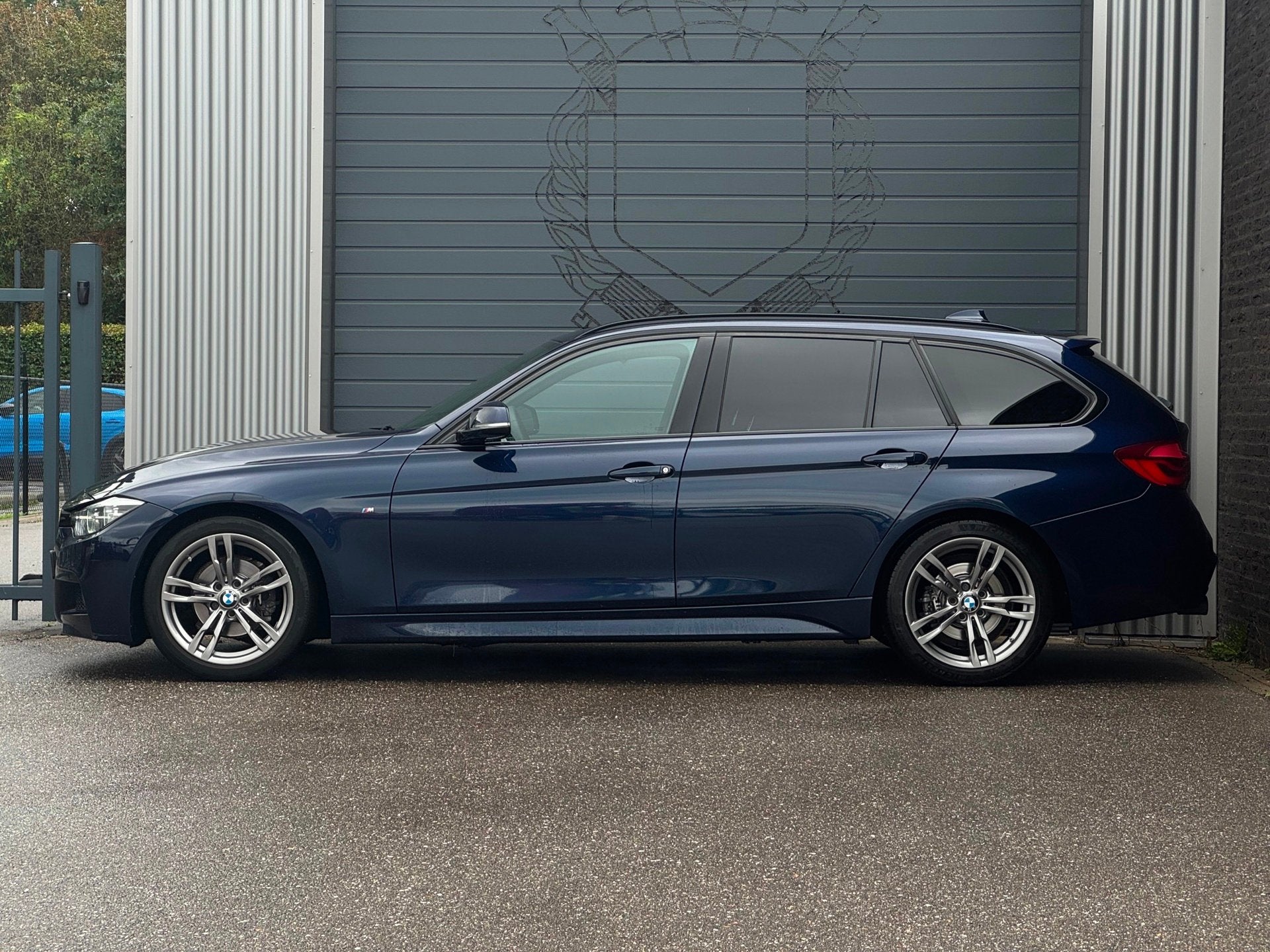 BMW 3-serie Touring 320i M-Sport Digitaal Dashboard|Leer|Nap, Automaat, Achterwielaandrijving, 4 cilinders, Blauw