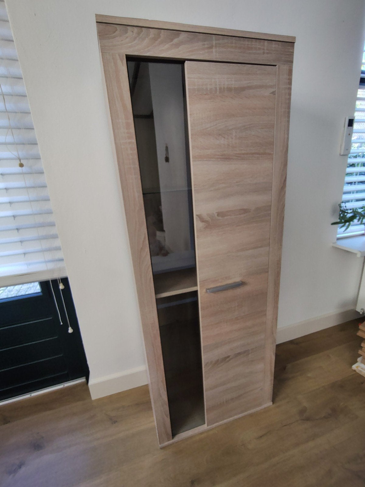 Vitrinekast blank eiken mdf met glazen deur en planken, Ophalen, Gebruikt