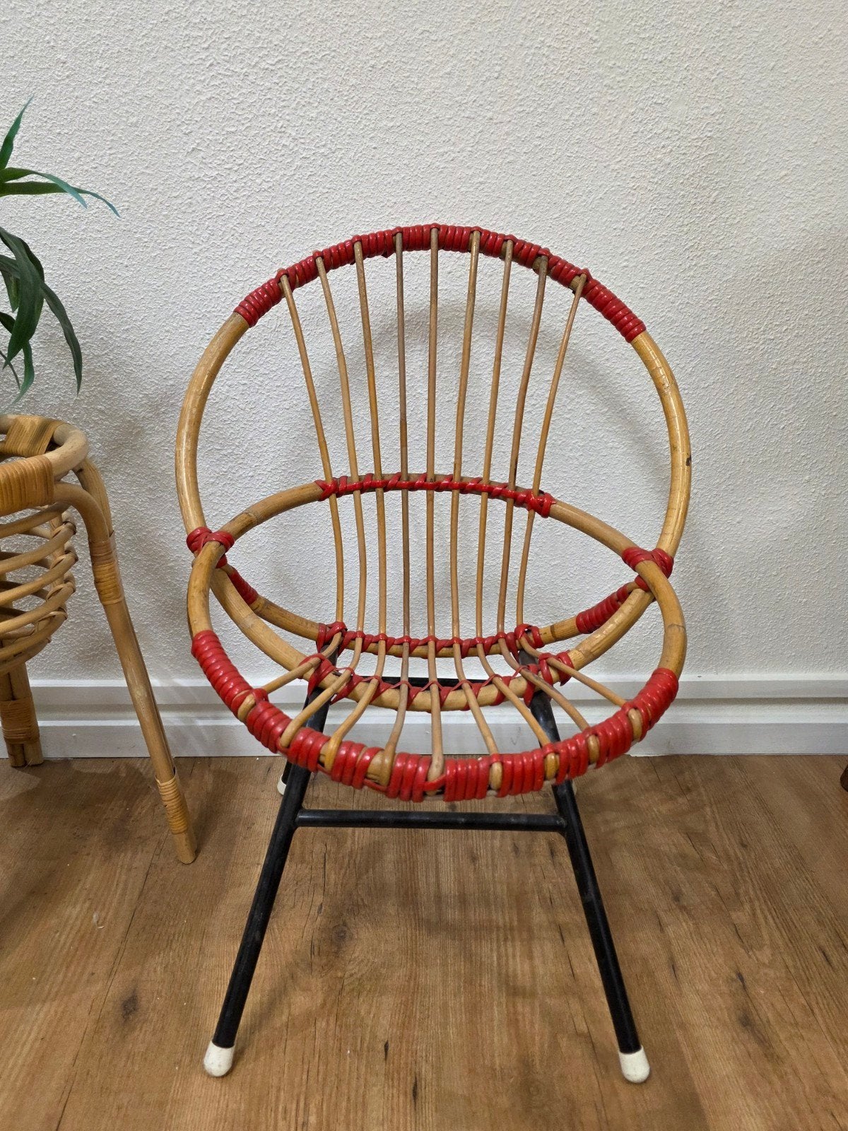 Vintage rotan kinderstoeltje met rode accenten, Ophalen