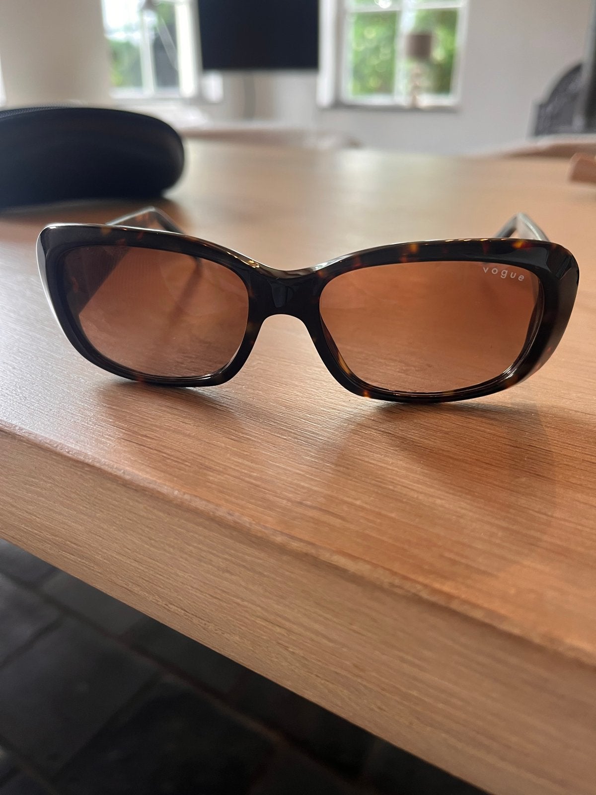 Nieuwe Vogue zonnebril bruin met originele etui, Overige merken, Zonnebril, Bruin, Nieuw
