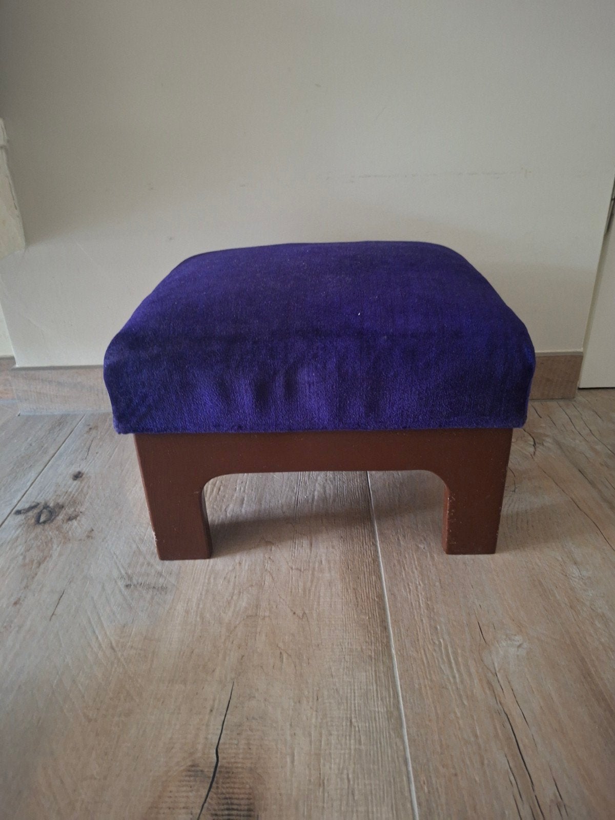 Paarse fluwelen voetenbank / hocker - Retro look, Ophalen of Verzenden, Gebruikt, Rechthoekig, Minder dan 50 cm
