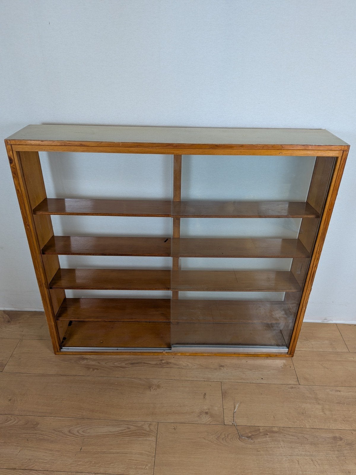 Vintage Houten Vitrinekast met Glazen Schuifdeuren, Ophalen of Verzenden, Nvt, Nvt, Nvt