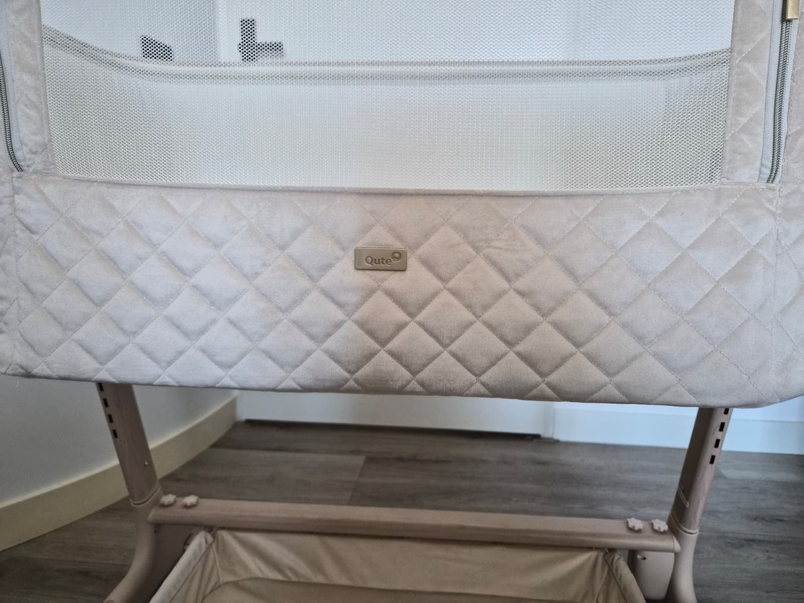 Qute Q-Wiggle Elektrische Co-Sleeper - Crème/Wit, Kinderen en Baby's, Ophalen, Zo goed als nieuw, Wieg