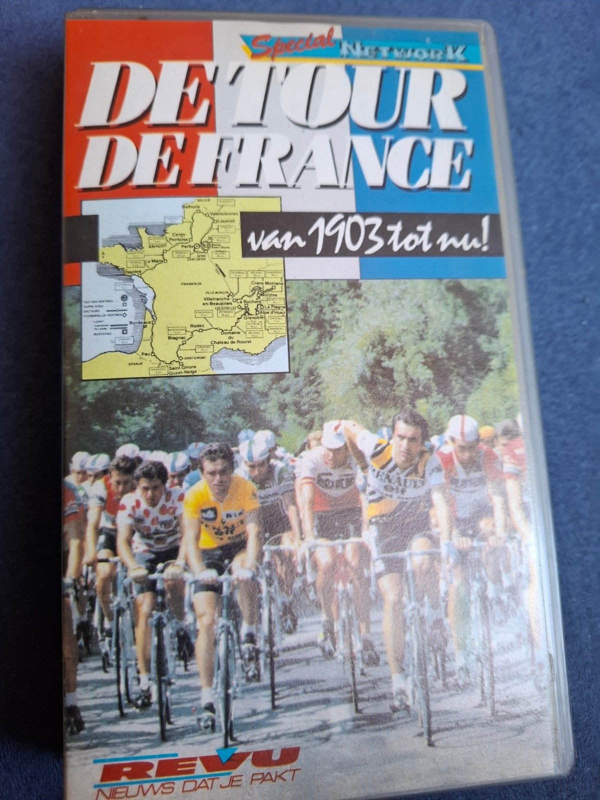 VHS: De Tour de France van 1903 tot nu! (104 min), Nederlands ondertiteld, Gebruikt, Documentaire, Alle leeftijden