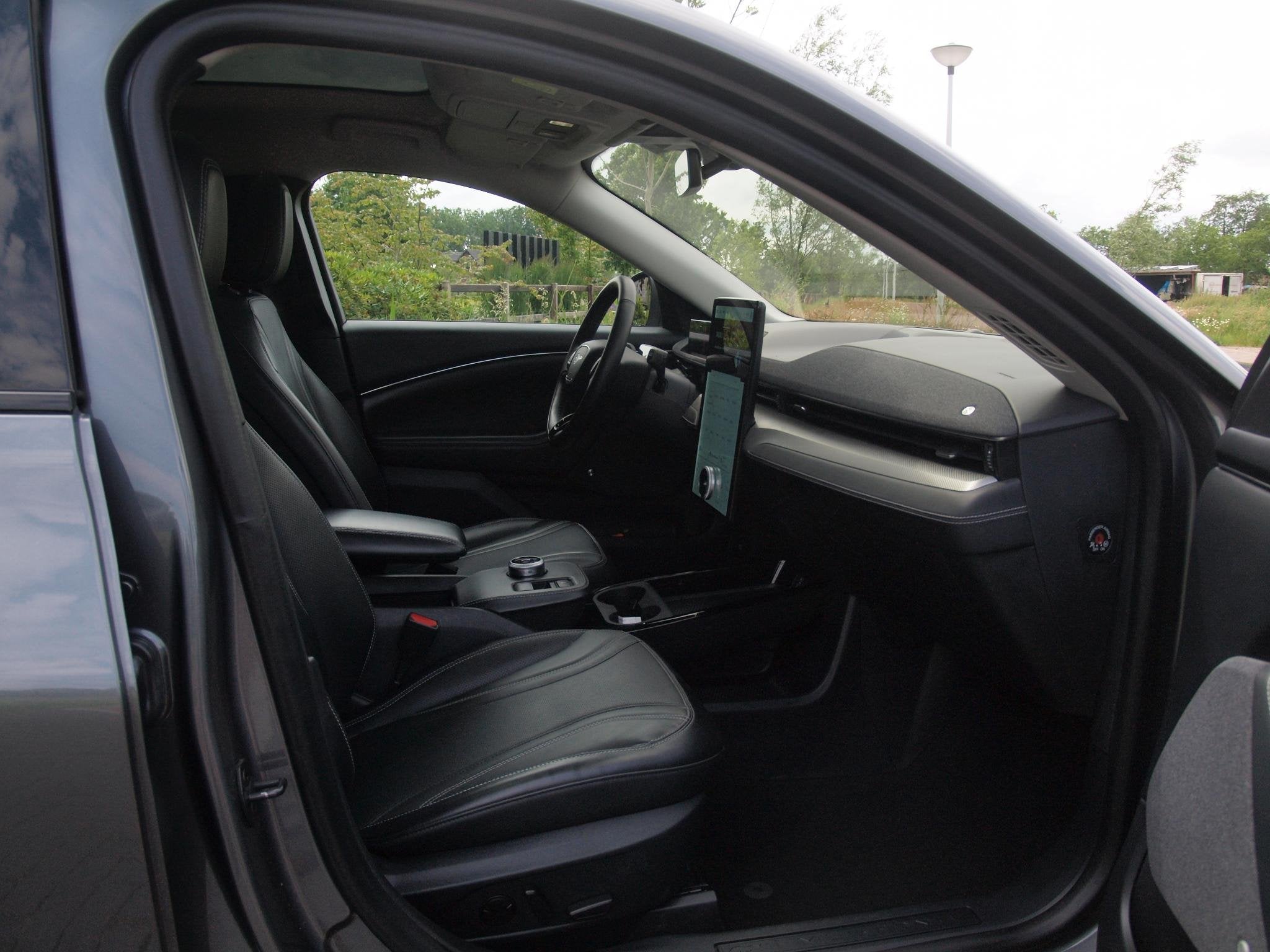 Foto 3 van Ford Mustang Mach-E Extended RWD 98 kWh | Panoramadak | Bang