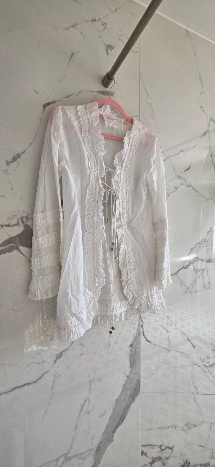Witte blouse met ruches en vetersluiting isla ibiza Maat s, Kleding | Dames, Verzenden, Wit, Zo goed als nieuw, Maat 36 (S)