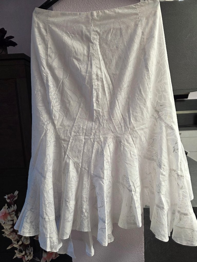 Witte puntige rok met bloem motief, Maat 38/40 (M), Wit, Ophalen of Verzenden, Onder de knie