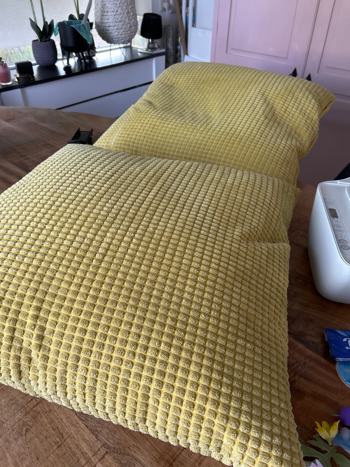 Ikea 2x Gele Kussens 60x60 met Donzen Binnenkussens, Ophalen, Gebruikt, Inclusief binnenkussen, Geel