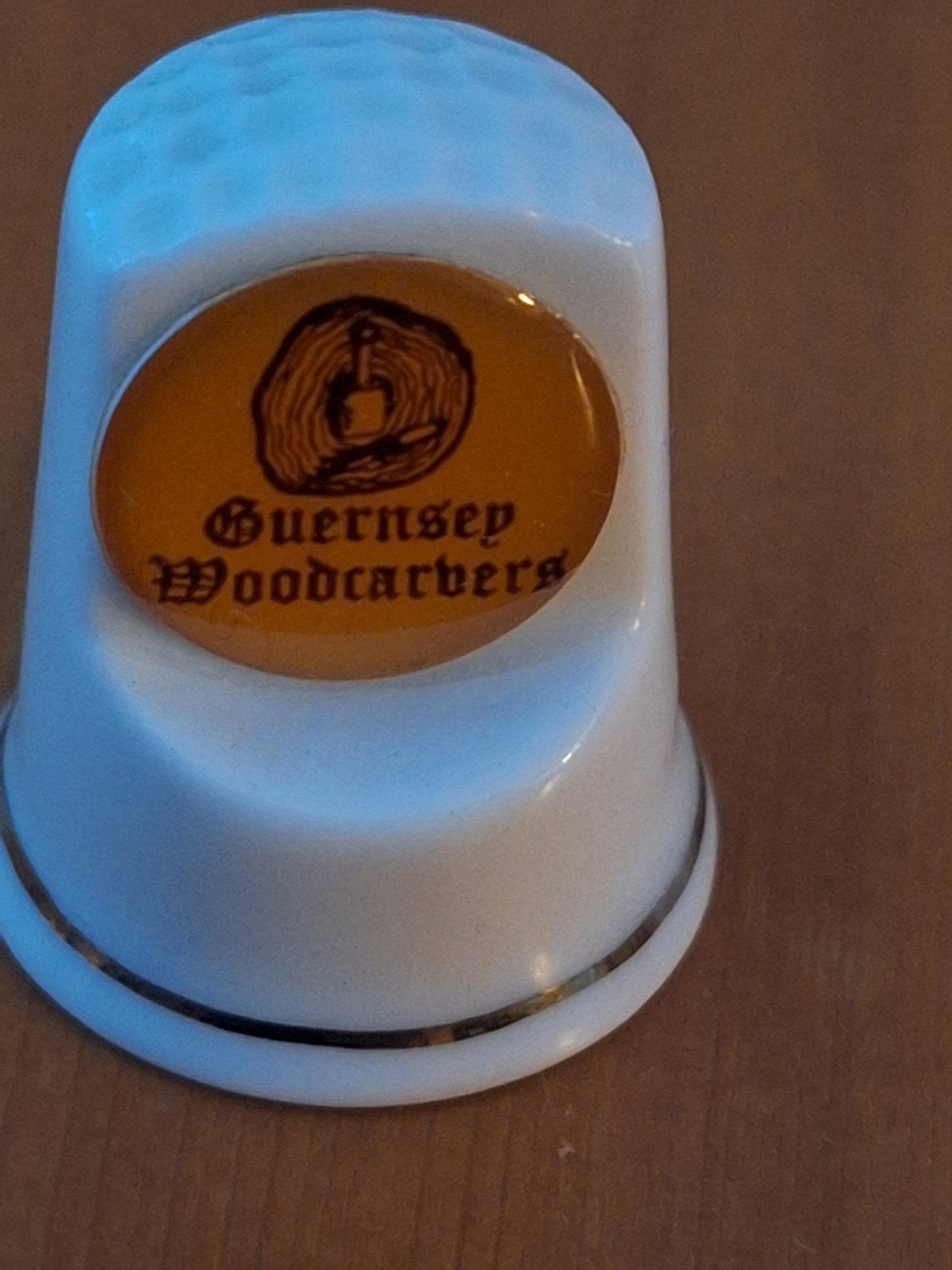 Guernsey Woodcarvers vingerhoedje, porselein, Ophalen of Verzenden, Zo goed als nieuw, Porselein, Buitenland