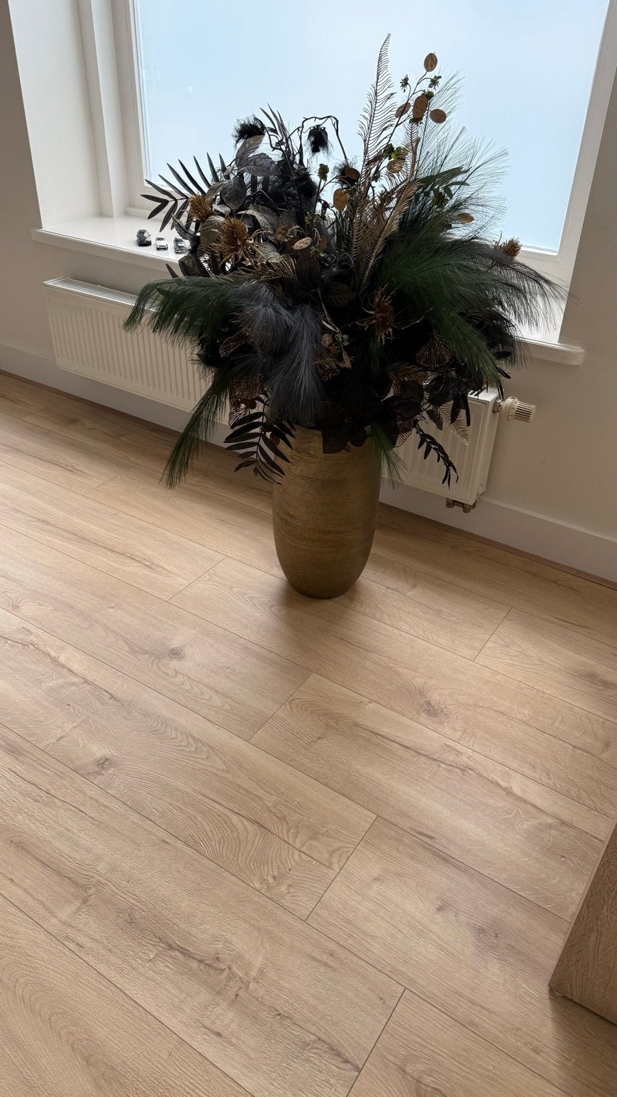 Grote gouden vaas met kunstbloemen en pluimen, Ophalen, Inclusief decoratie, Zo goed als nieuw, Metaal