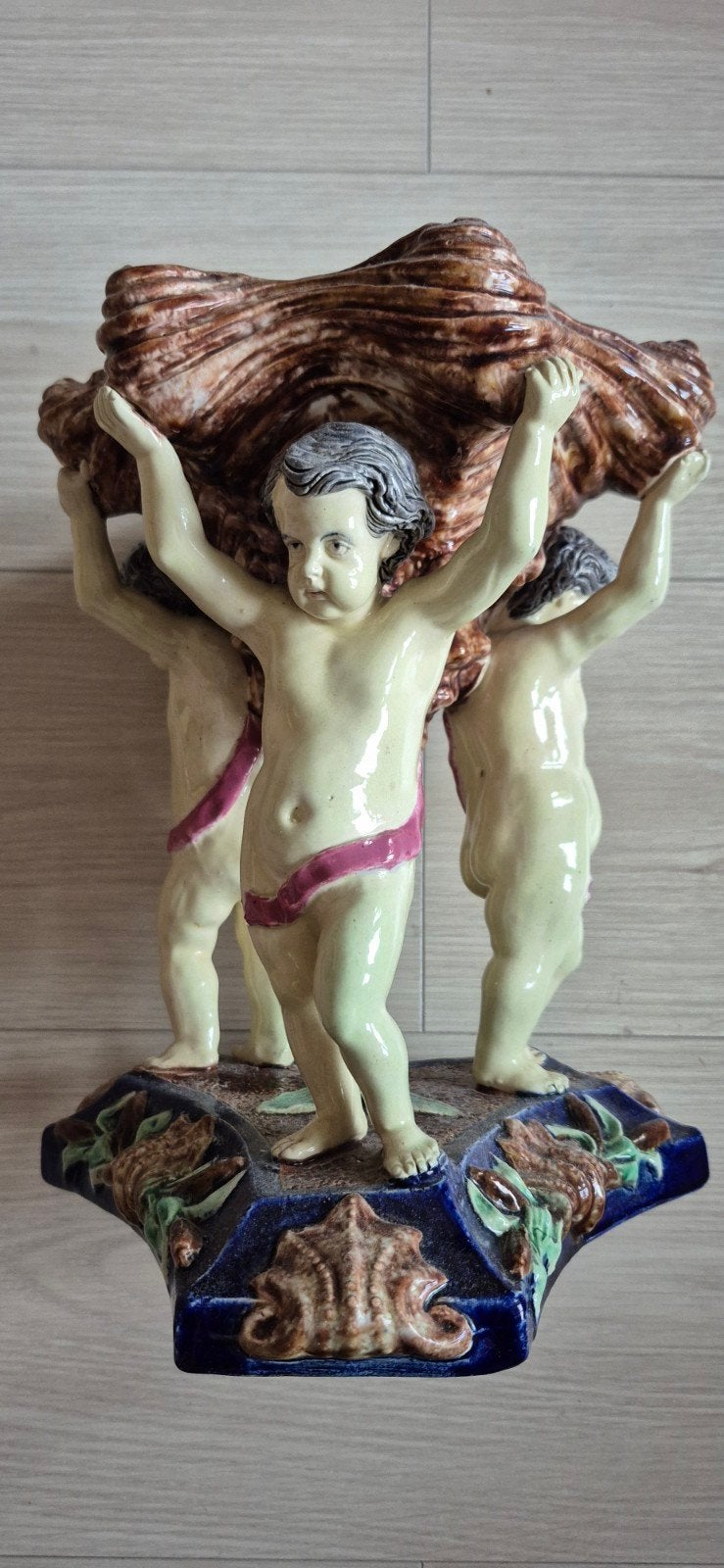 Barbotine Majolica Vleugelhoorn Putti, Thomas Victor Serg, Antiek en Kunst, Ophalen