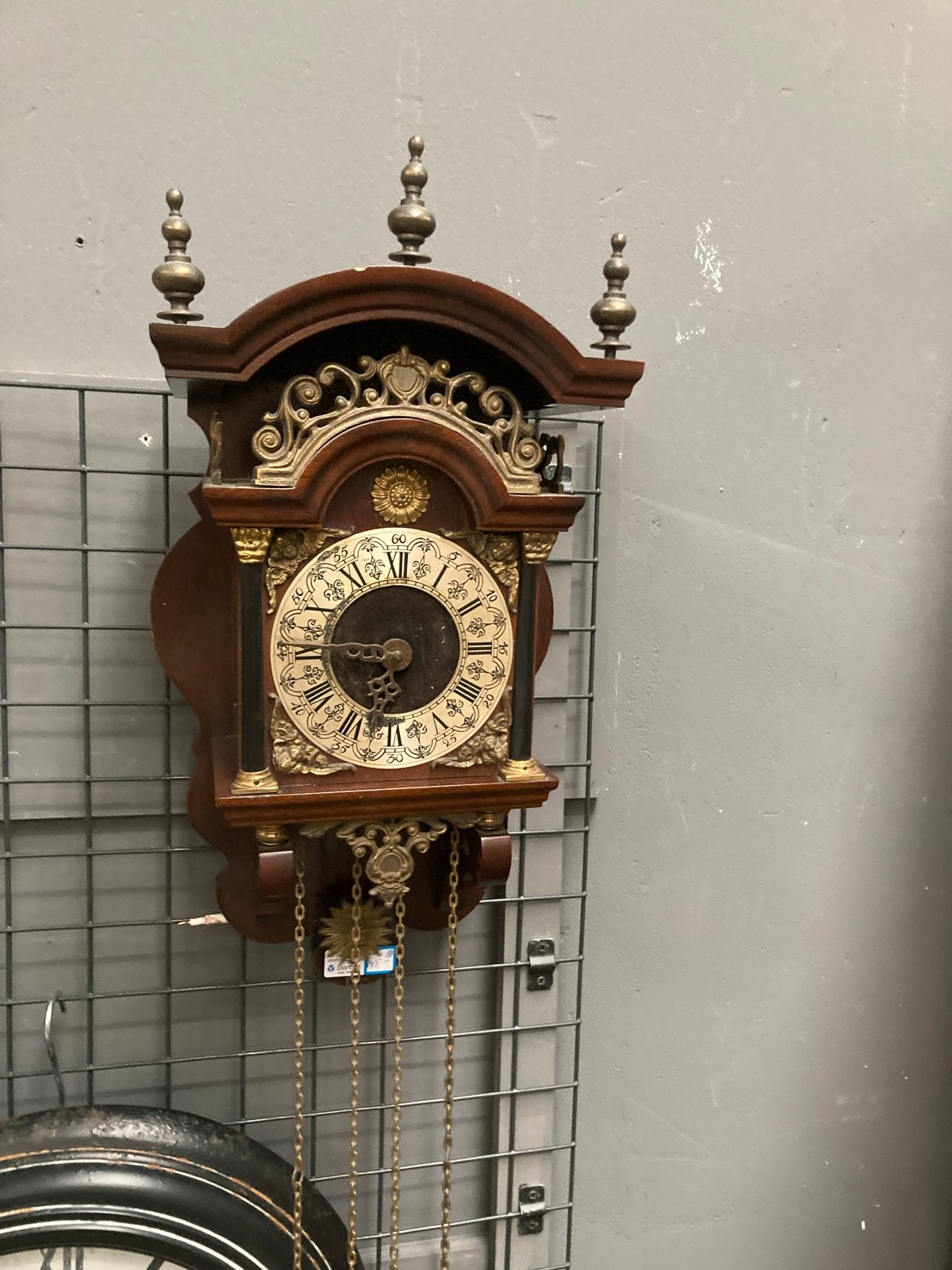 Antieke Wandklok met Rijke Versieringen, Ophalen of Verzenden