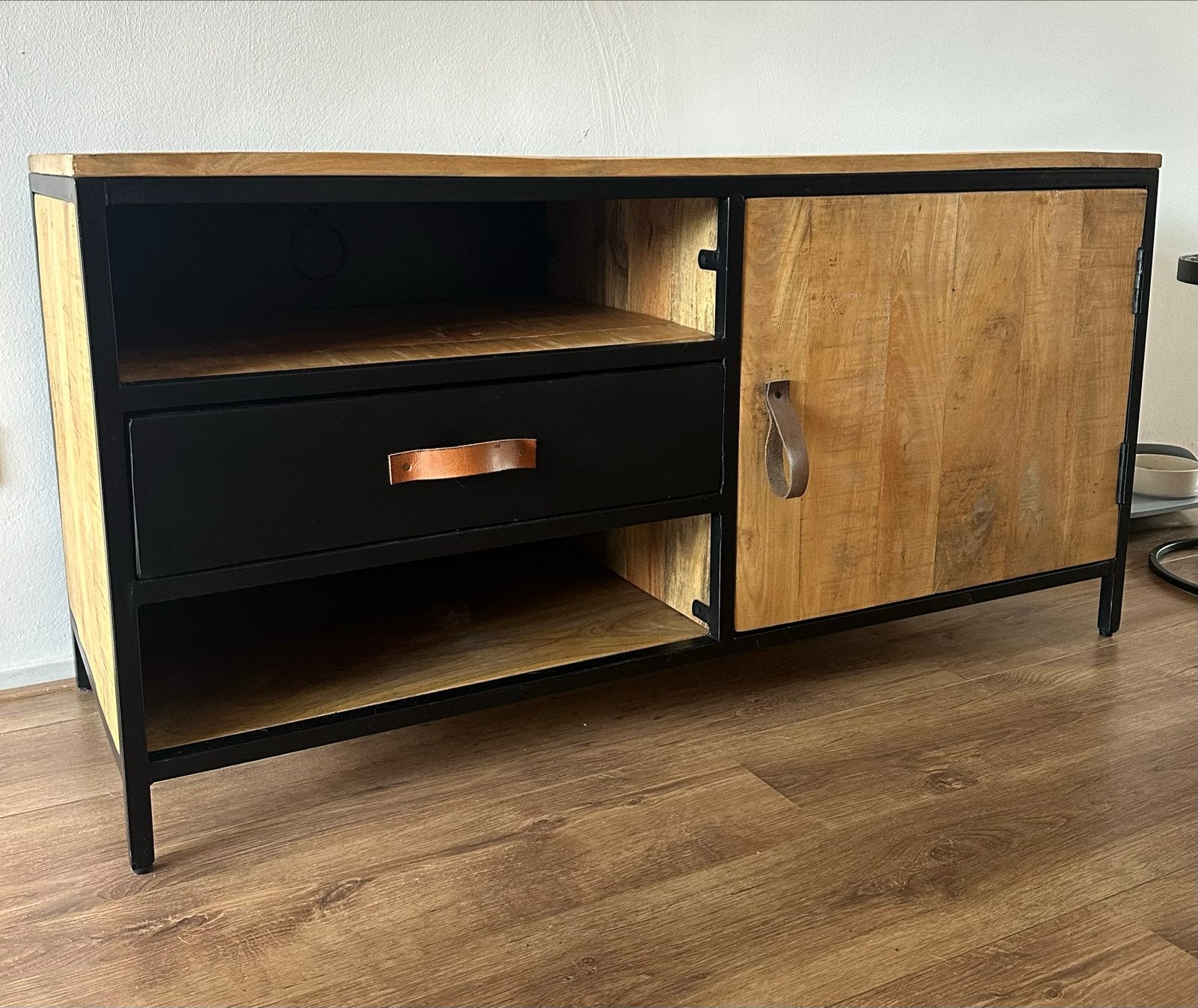 TV-meubel van mangohout en metaal, Ophalen, Gebruikt, 100 tot 150 cm, Minder dan 100 cm