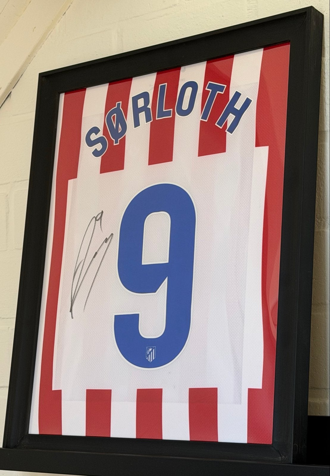 Gesigneerd Sørloht shirt ingelijst met videobewijs, Ophalen of Verzenden, Zo goed als nieuw, Buitenlandse clubs, Shirt