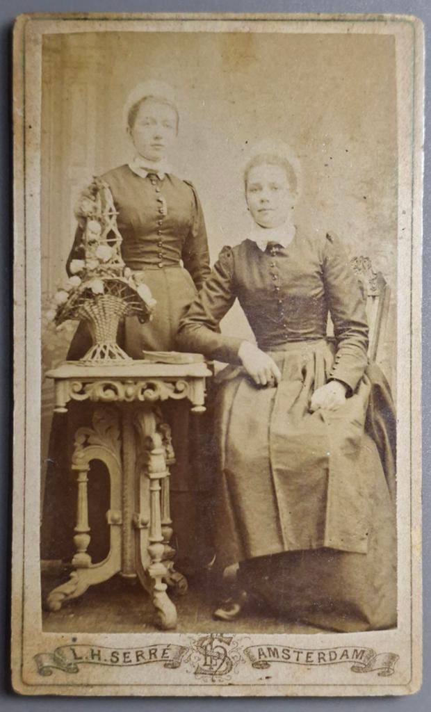297 cdv 2 dienstmeisjes Amsterdam fotograaf L.H. Serre, Ophalen of Verzenden, Voor 1940, Gebruikt