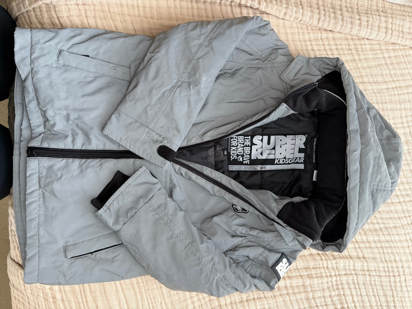 Super Rebel ski jas maat 128 met kleine beschadigingen, Ophalen, Gebruikt, Jongen of Meisje