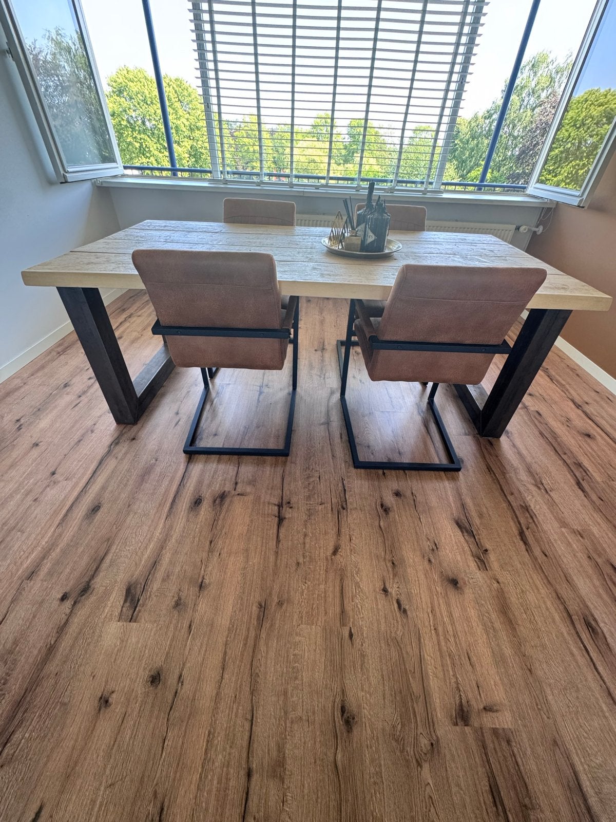 Robuuste eettafel met metalen onderstel en 4 stoelen, Huis en Inrichting, Tafels | Eettafels, Ophalen, Eikenhout, 50 tot 100 cm