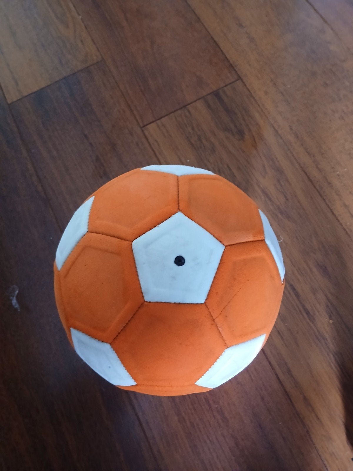 Gebruikte oranje voetbal met lichte gebruikssporen, Ophalen of Verzenden
