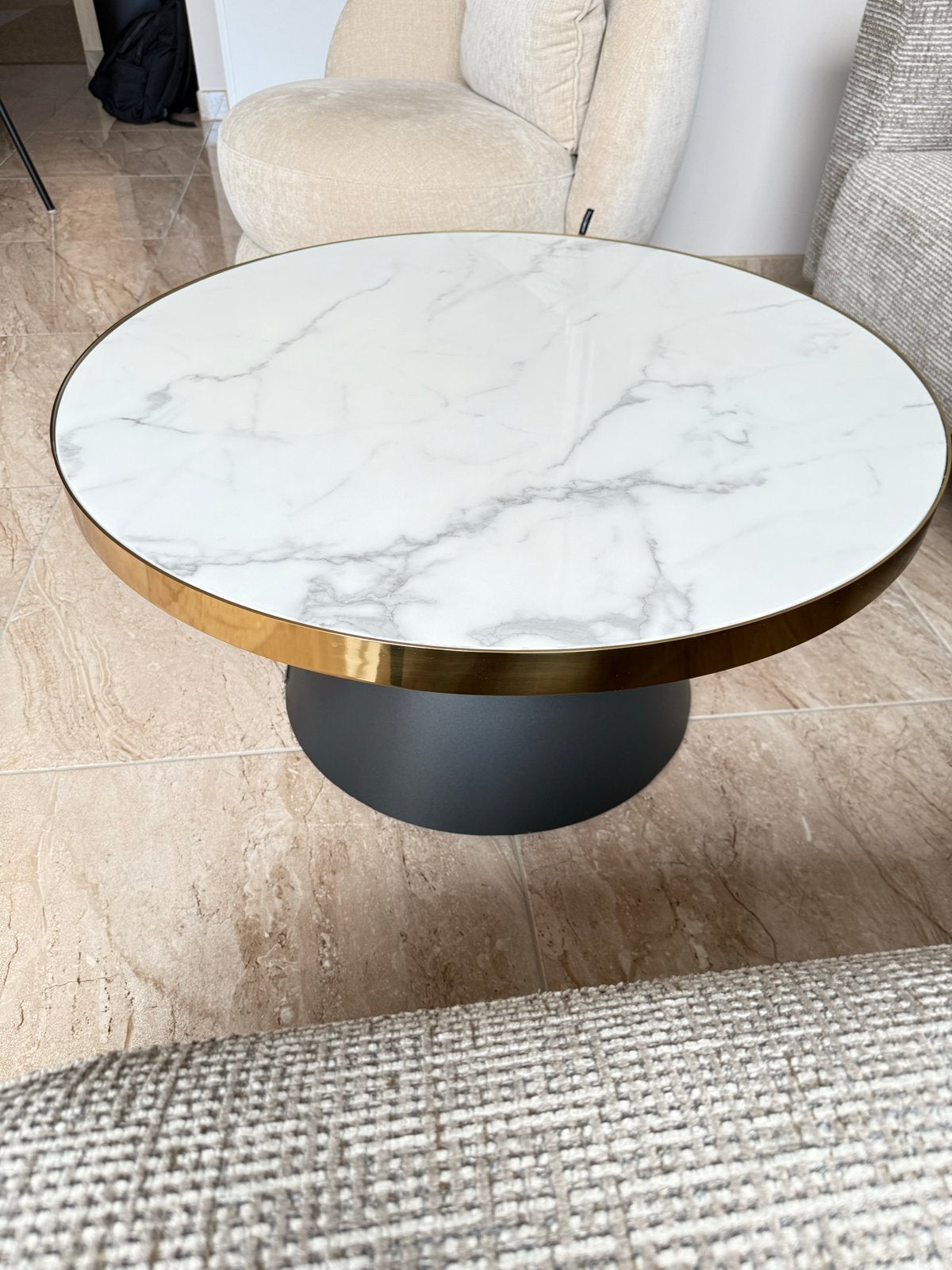 Richmond Salontafel Odin - Marmerlook met Goud en Zwart, Huis en Inrichting, Tafels | Salontafels, Rond, Zo goed als nieuw, Metaal