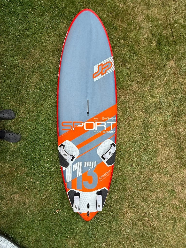 JP Supersport PRO 113L (2018) – Foil Ready – Carbon, Watersport en Boten, Windsurfen, Ophalen, Gebruikt, Minder dan 250 cm, Plank