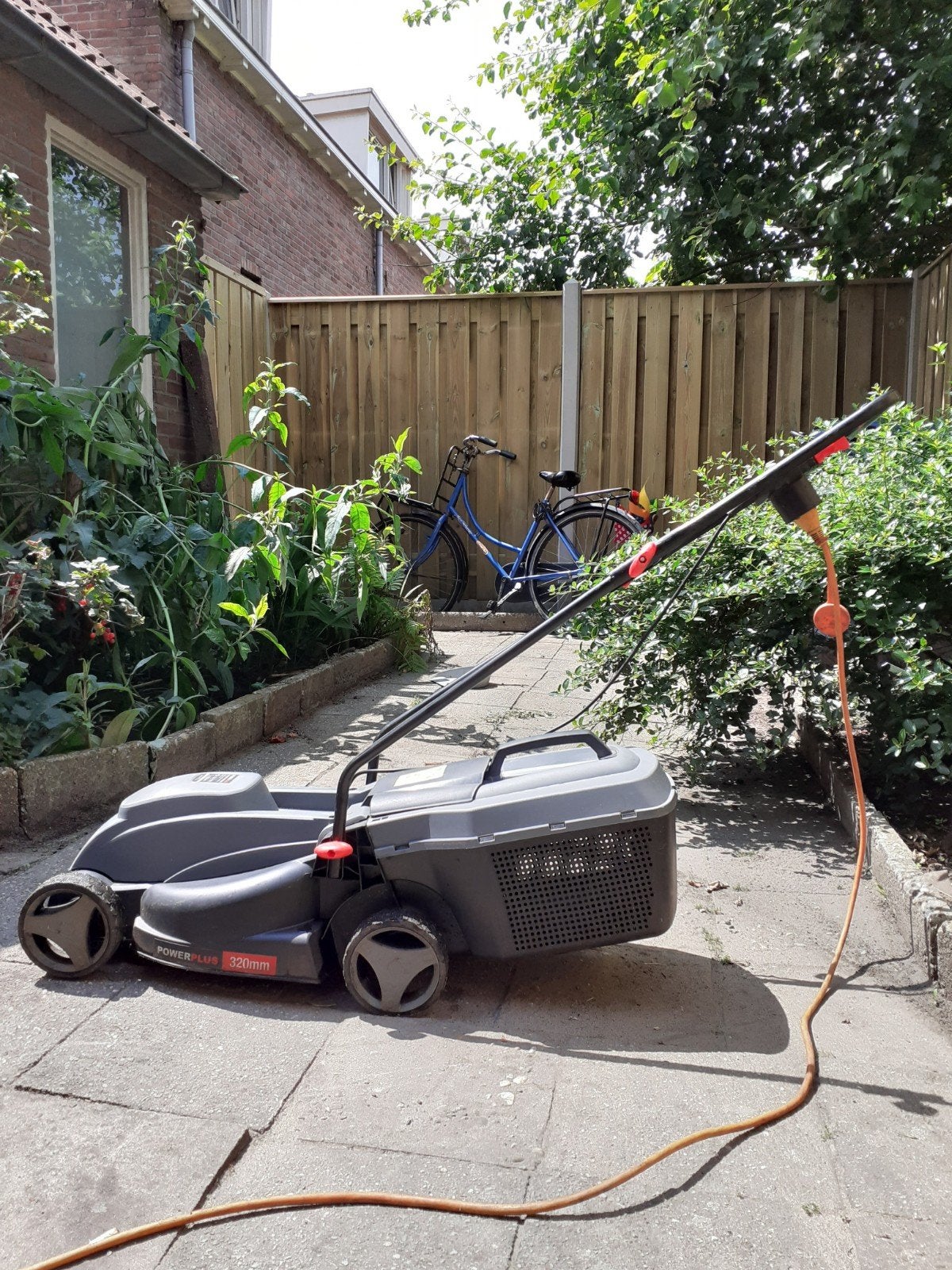 PowerPlus 320mm Elektrische Grasmaaier met Opvangbak. 1000 w, Ophalen, Cirkelmaaier, Gebruikt, Elektrische grasmaaier